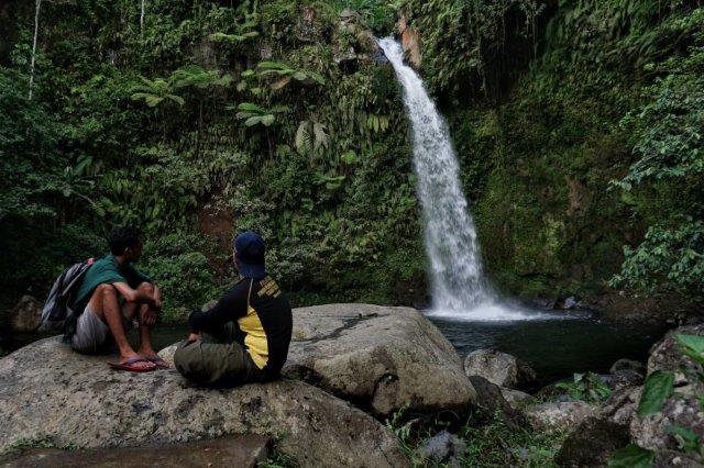 10 Daftar Tempat Wisata Air Terjun Hits di Wilayah Lombok Yang Panoramanya Sangat Bagus 9