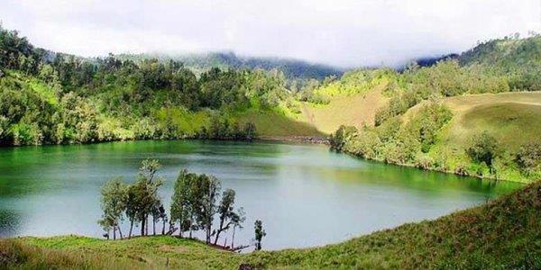 10 Rekomendasi Wisata Alam Danau di Pegunungan Ini Keindahannya Tak Tertandingi, Wajib Untuk Kalian Kunjungi! 2
