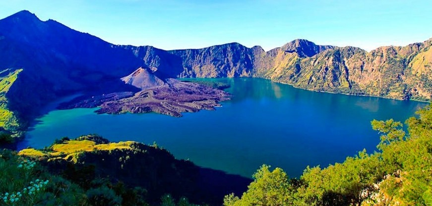 10 Rekomendasi Wisata Alam Danau di Pegunungan Ini Keindahannya Tak Tertandingi, Wajib Untuk Kalian Kunjungi! 5