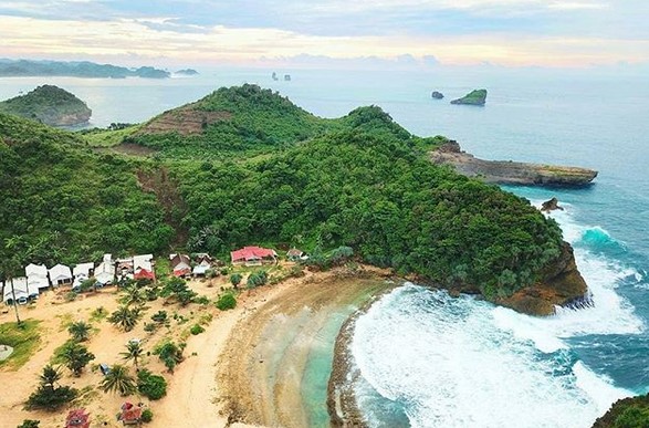 10 Rekomendasi Pilihan Pantai Terdekat Dari Kota Batu Jawa Timur Ini Tak Kalah Cantik Dengan Bali 4