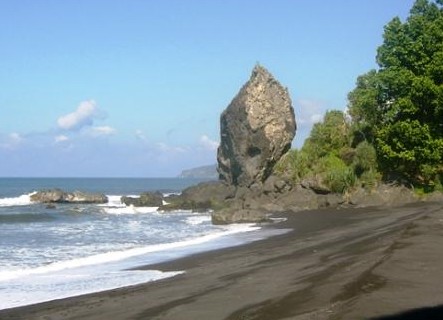 10 Rekomendasi Pilihan Pantai Terdekat Dari Kota Batu Jawa Timur Ini Tak Kalah Cantik Dengan Bali 8
