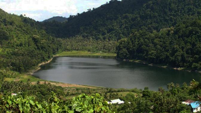 10 Referensi Wisata Alam Danau di Negara Indonesia Yang Keindahannya Tak Tertandingi, Wajib Kalian Kunjungi! 10