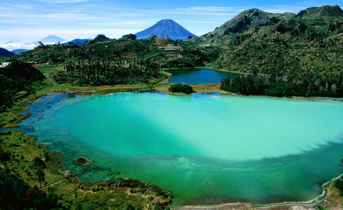 10 Referensi Wisata Alam Danau di Negara Indonesia Yang Keindahannya Tak Tertandingi, Wajib Kalian Kunjungi! 4