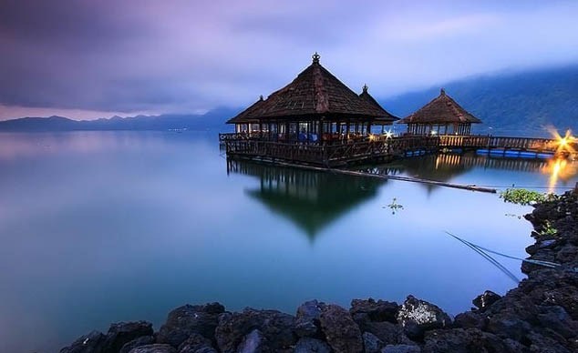 10 Referensi Wisata Alam Danau di Negara Indonesia Yang Keindahannya Tak Tertandingi, Wajib Kalian Kunjungi! 8
