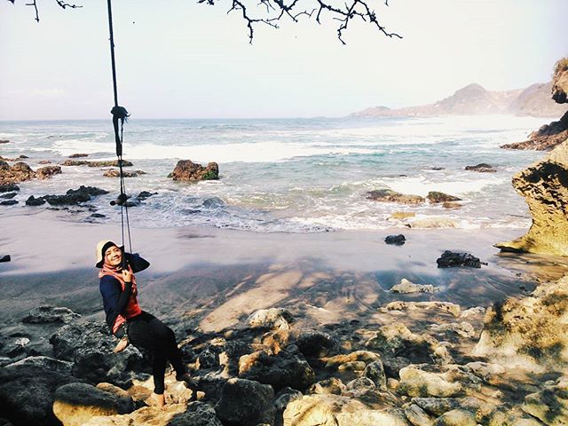 10 Pantai di Wilayah Kebumen Yang Instagramable dan Tidak Kalah Cantik Dengan Bali Maupun Jogja 10 10 Pantai di Wilayah Kebumen Yang Instagramable dan Tidak Kalah Cantik Dengan Bali Maupun Jogja 10