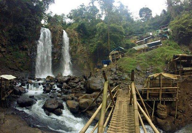 10 Air Terjun Cantik di Sekitaran Bandung Paling Mempesona dan Mana Yang Masih Tersembunyi? 10 10 Air Terjun Cantik di Sekitaran Bandung Paling Mempesona dan Mana Yang Masih Tersembunyi? 10