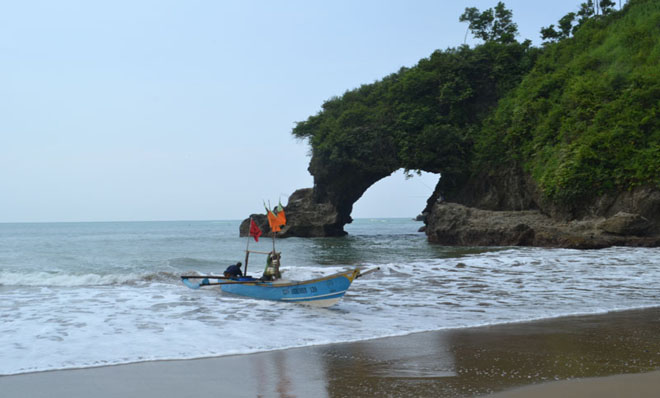 10 Pantai di Wilayah Kebumen Yang Instagramable dan Tidak Kalah Cantik Dengan Bali Maupun Jogja 5 10 Pantai di Wilayah Kebumen Yang Instagramable dan Tidak Kalah Cantik Dengan Bali Maupun Jogja 5