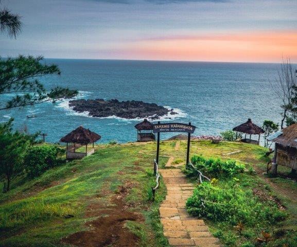10 Pantai di Wilayah Kebumen Yang Instagramable dan Tidak Kalah Cantik Dengan Bali Maupun Jogja 8 10 Pantai di Wilayah Kebumen Yang Instagramable dan Tidak Kalah Cantik Dengan Bali Maupun Jogja 8