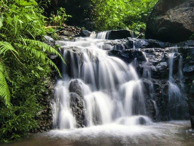 10 Air Terjun Cantik di Sekitaran Bandung Paling Mempesona dan Mana Yang Masih Tersembunyi? 8 10 Air Terjun Cantik di Sekitaran Bandung Paling Mempesona dan Mana Yang Masih Tersembunyi? 8