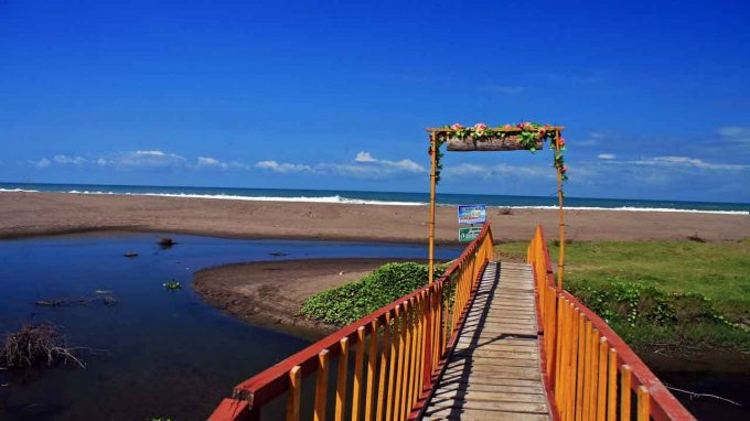 10 Pantai di Wilayah Kebumen Yang Instagramable dan Tidak Kalah Cantik Dengan Bali Maupun Jogja 9 10 Pantai di Wilayah Kebumen Yang Instagramable dan Tidak Kalah Cantik Dengan Bali Maupun Jogja 9