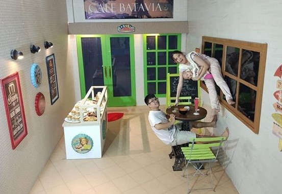 Serunya Foto Jungkir Balik Melawan Gravitasi di Upside Down World Alam Sutera 9 Serunya Foto Jungkir Balik Melawan Gravitasi di Upside Down World Alam Sutera 9