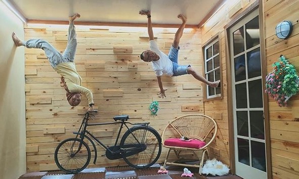 Serunya Berfoto Terbalik di Upside Down World Bandung 1