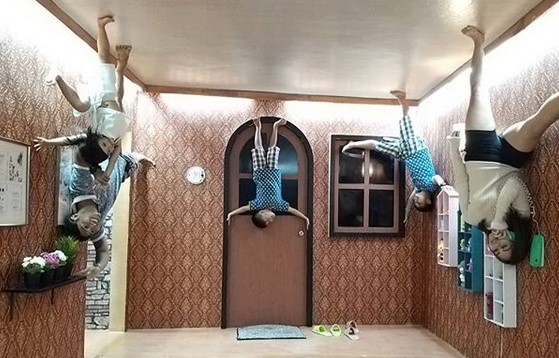 Serunya Berfoto Terbalik di Upside Down World Bandung 3