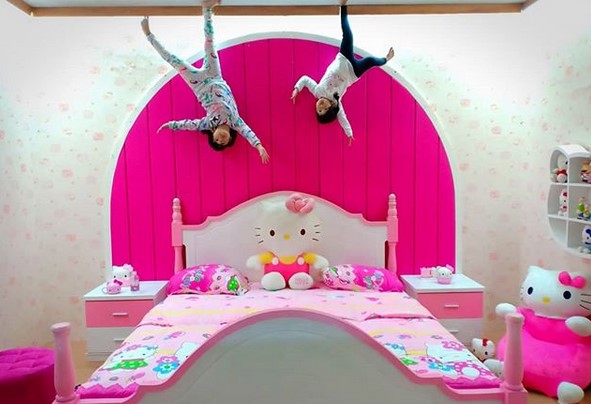 Serunya Berfoto Terbalik di Upside Down World Bandung 4