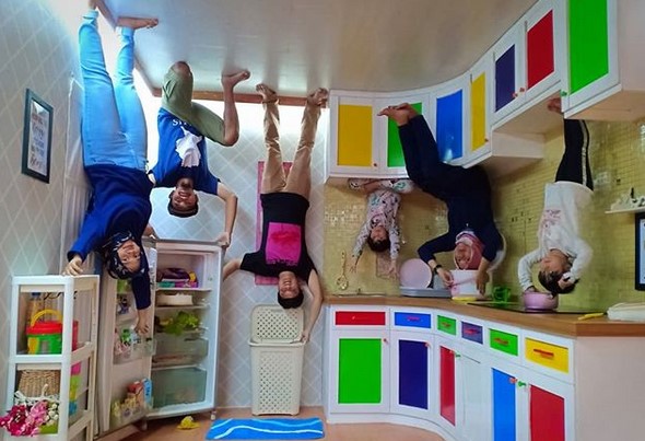 Serunya Berfoto Terbalik di Upside Down World Bandung 2