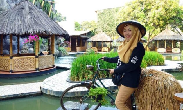 Saung Wulan Asik Buat Makan Bareng Keluarga 2 Saung Wulan Asik Buat Makan Bareng Keluarga 2