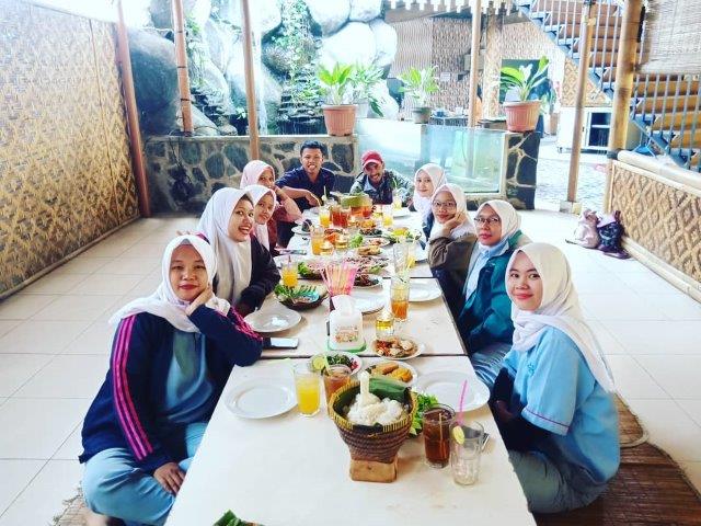 Saung Wulan Asik Buat Makan Bareng Keluarga 3