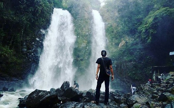 Menikmati Indahnya Alam Curug Cinulang Sambil Mendengarkan Musik Pop Khas Sunda 3 Menikmati Indahnya Alam Curug Cinulang Sambil Mendengarkan Musik Pop Khas Sunda 3