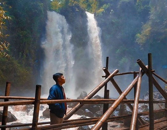 Menikmati Indahnya Alam Curug Cinulang Sambil Mendengarkan Musik Pop Khas Sunda 6 Menikmati Indahnya Alam Curug Cinulang Sambil Mendengarkan Musik Pop Khas Sunda 6