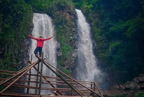 Menikmati Indahnya Alam Curug Cinulang Sambil Mendengarkan Musik Pop Khas Sunda 8 Menikmati Indahnya Alam Curug Cinulang Sambil Mendengarkan Musik Pop Khas Sunda 8