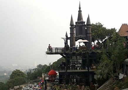 Mengunjungi Kastil Eropa Abad Pertengahan, D’dieuland Punclut Bandung 2