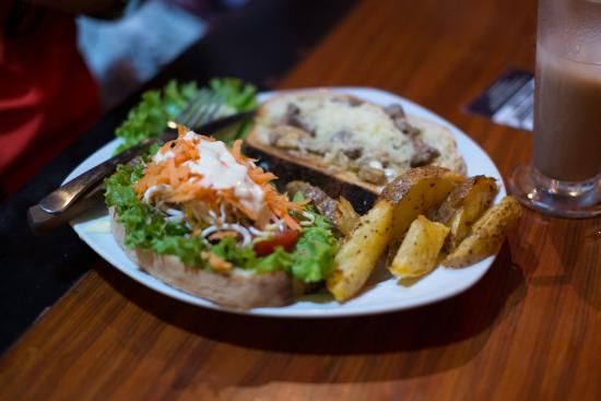 6 Referensi Tempat Nongkrong di Daerah Bukittinggi Paling Nge-Trend Sepanjang Masa, Wajib Kalian Kunjungi! 1 6 Referensi Tempat Nongkrong di Daerah Bukittinggi Paling Nge-Trend Sepanjang Masa, Wajib Kalian Kunjungi! 1