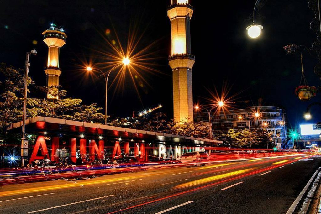 10 Referensi Destinasi Wisata Malam Hari Paling Ngehits di Daerah Bandung, Milenials Merapat! 1