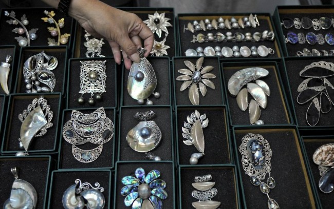 Melancong Ke Ambon? Jangan Lupa Bawa Bagea dan 10 Oleh-Oleh Ini Ya! 5 Melancong Ke Ambon? Jangan Lupa Bawa Bagea dan 10 Oleh-Oleh Ini Ya! 5