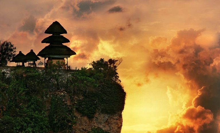 10 Tempat Wisata Malam Hari di Bali, Pantai Kuta Sanur