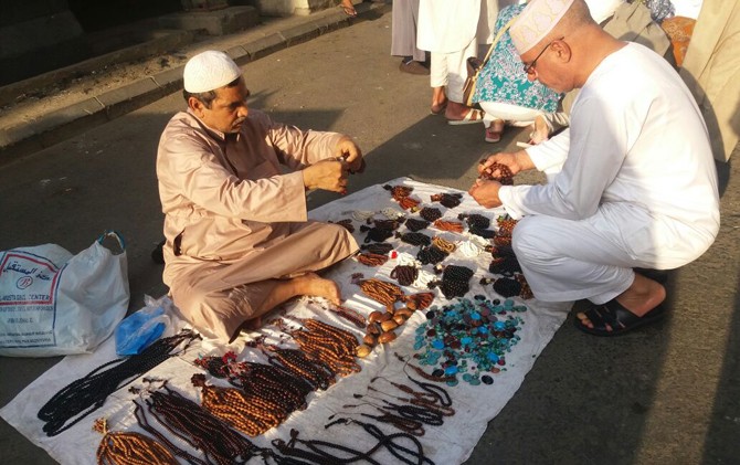 10 Oleh-Oleh Khas Mekkah Yang Bagus Dibeli Usai Menunaikan Umroh 6 10 Oleh-Oleh Khas Mekkah Yang Bagus Dibeli Usai Menunaikan Umroh 6