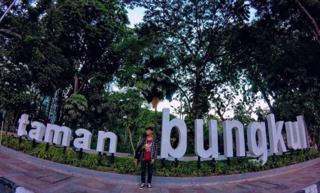 Asiknya Ngadem di Taman Bungkul Surabaya 5