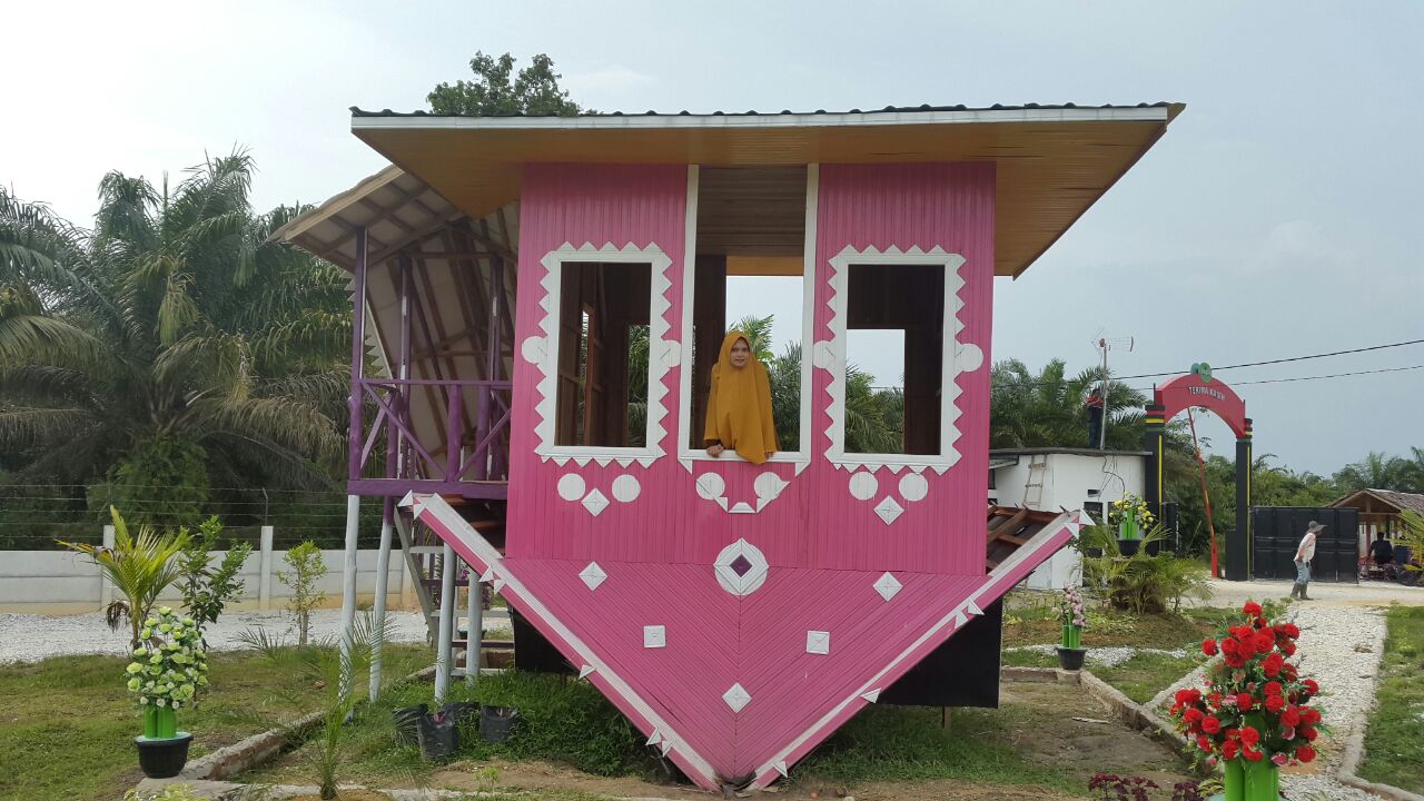 10 Wisata Rumah Terbalik di Indonesia Yang Instagenic Abis 9