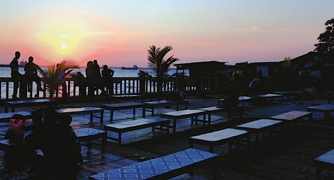 6 Rekomendasi Destinasi Wisata Paling Syahdu Untuk Menikmati Malam di Daerah Balikpapan, Coba Yuk! 1 Wisata malam balikpapan lotus cafe tempat di km 28 nongkrong 24 jam hutan wana kuliner