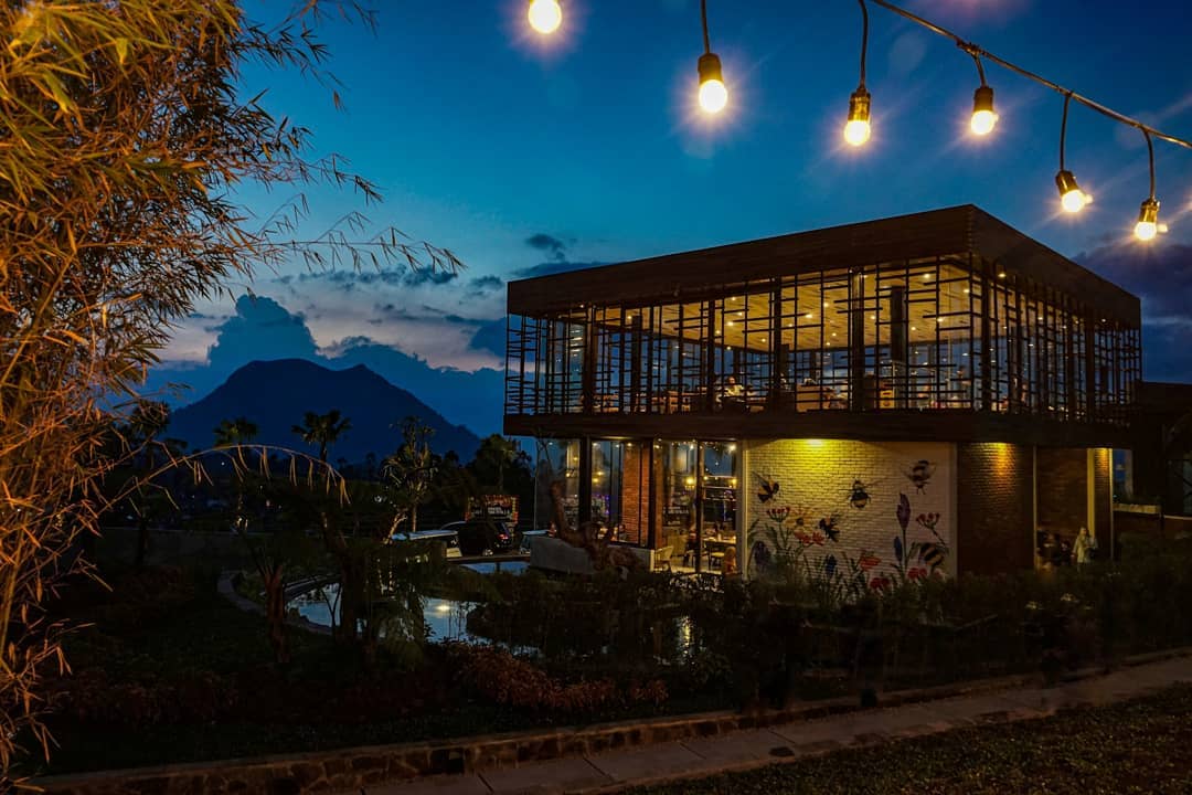 Serunya Nongkrong Ditemani View Pegunungan di Cafe Cerita Kita Magelang 8 Serunya Nongkrong Ditemani View Pegunungan di Cafe Cerita Kita Magelang 7