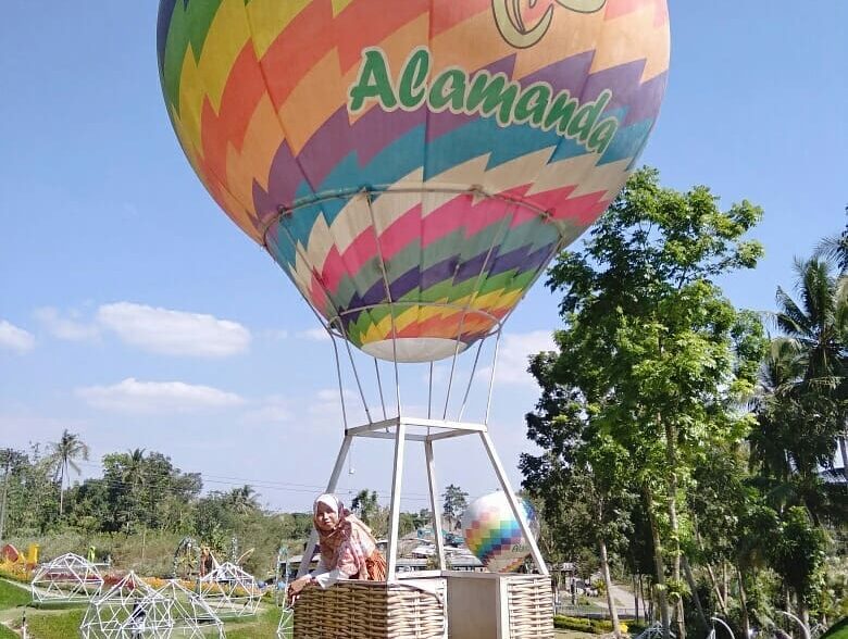 Keseruan Hunting Foto di Alamanda Jogja Flower Garden, Bikin Ogah Pulang! 7 Keseruan Hunting Foto di Alamanda Jogja Flower Garden, Bikin Ogah Pulang! 6