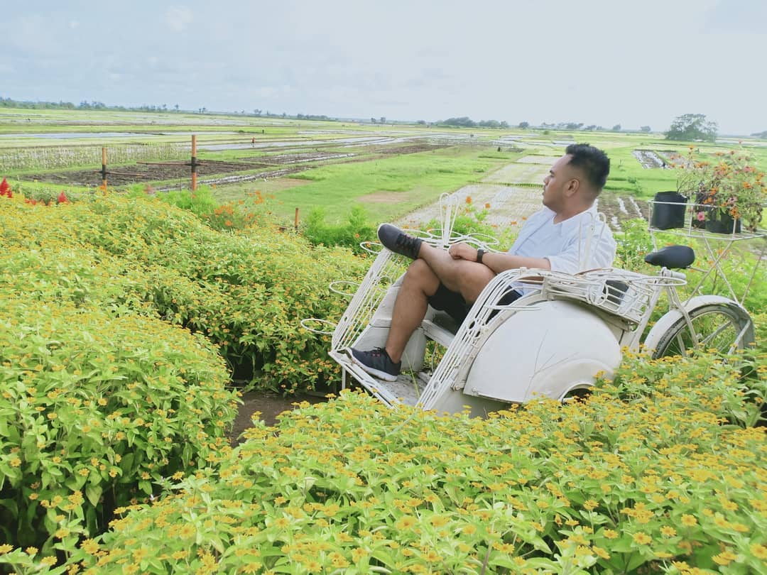 Serunya Berswafoto Ditengah Hamparan Bunga Warna Warni Resoinangun Garden 4
