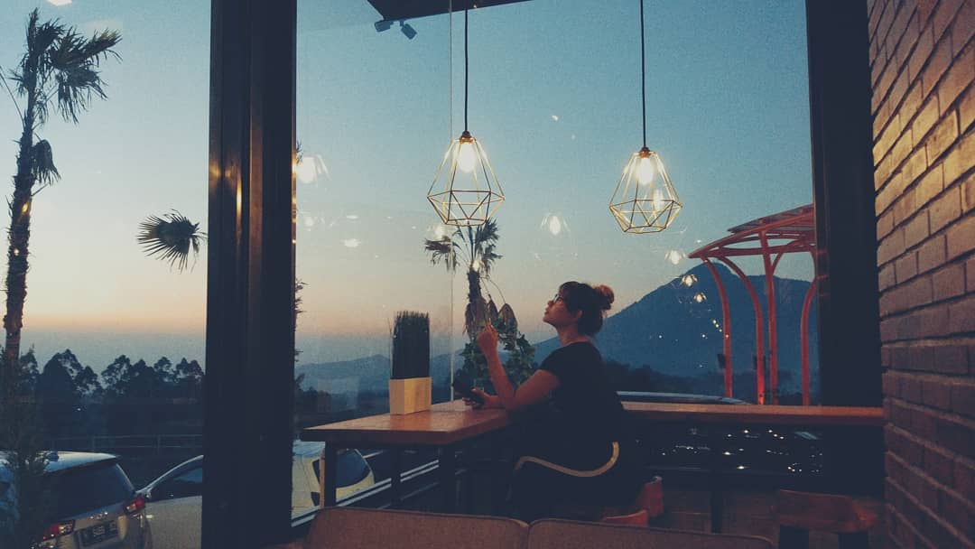 Serunya Nongkrong Ditemani View Pegunungan di Cafe Cerita Kita Magelang 5 Serunya Nongkrong Ditemani View Pegunungan di Cafe Cerita Kita Magelang 4