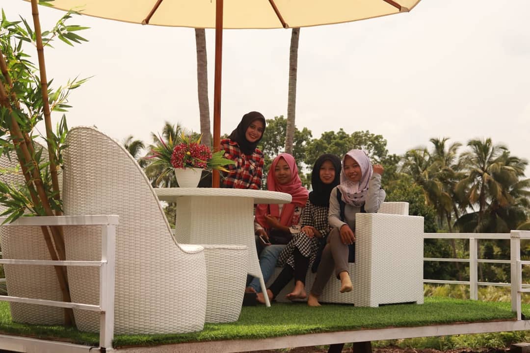 Keseruan Hunting Foto di Alamanda Jogja Flower Garden, Bikin Ogah Pulang! 5 Keseruan Hunting Foto di Alamanda Jogja Flower Garden, Bikin Ogah Pulang! 4