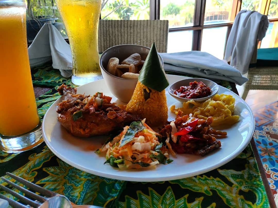 Abhayagiri: Restoran Romantis Diatas Bukit, Lihat Pesona Kecantikan dan Harga Menunya 2 Abhayagiri: Restoran Romantis Diatas Bukit, Lihat Pesona Kecantikan dan Harga Menunya 2