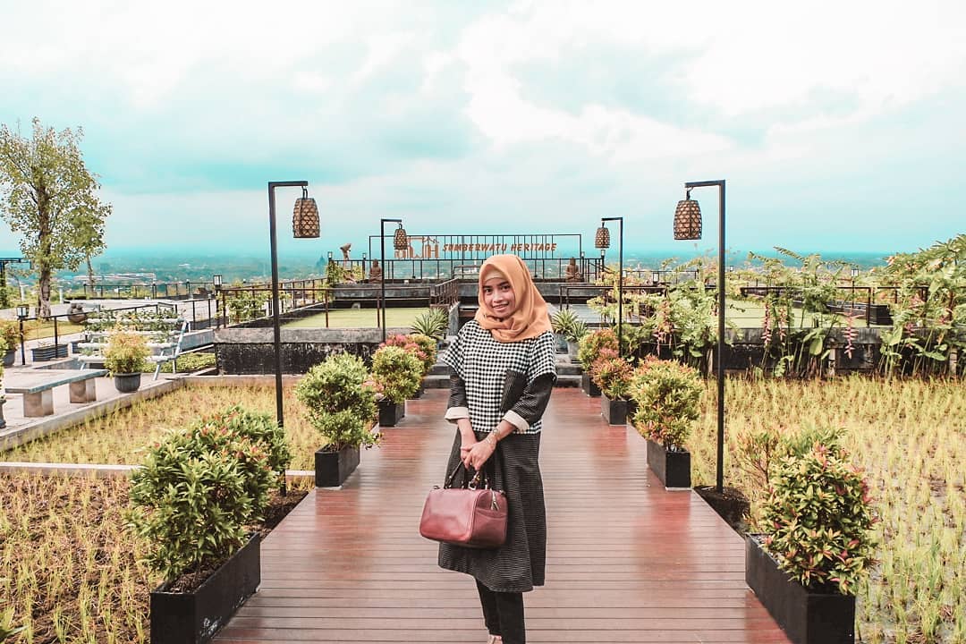 Abhayagiri: Restoran Romantis Diatas Bukit, Lihat Pesona Kecantikan dan Harga Menunya 9 Abhayagiri: Restoran Romantis Diatas Bukit, Lihat Pesona Kecantikan dan Harga Menunya 9