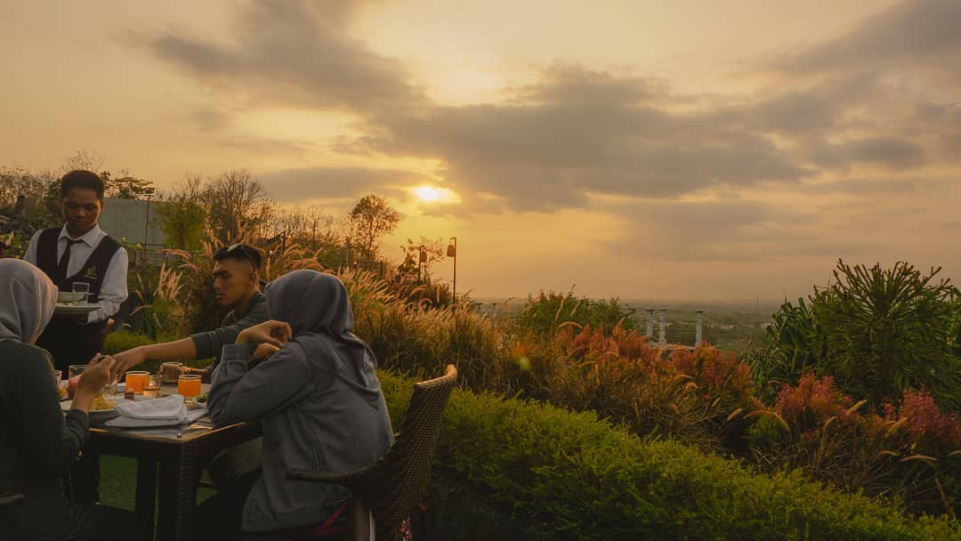 Abhayagiri: Restoran Romantis Diatas Bukit, Lihat Pesona Kecantikan dan Harga Menunya 8 Abhayagiri: Restoran Romantis Diatas Bukit, Lihat Pesona Kecantikan dan Harga Menunya 8