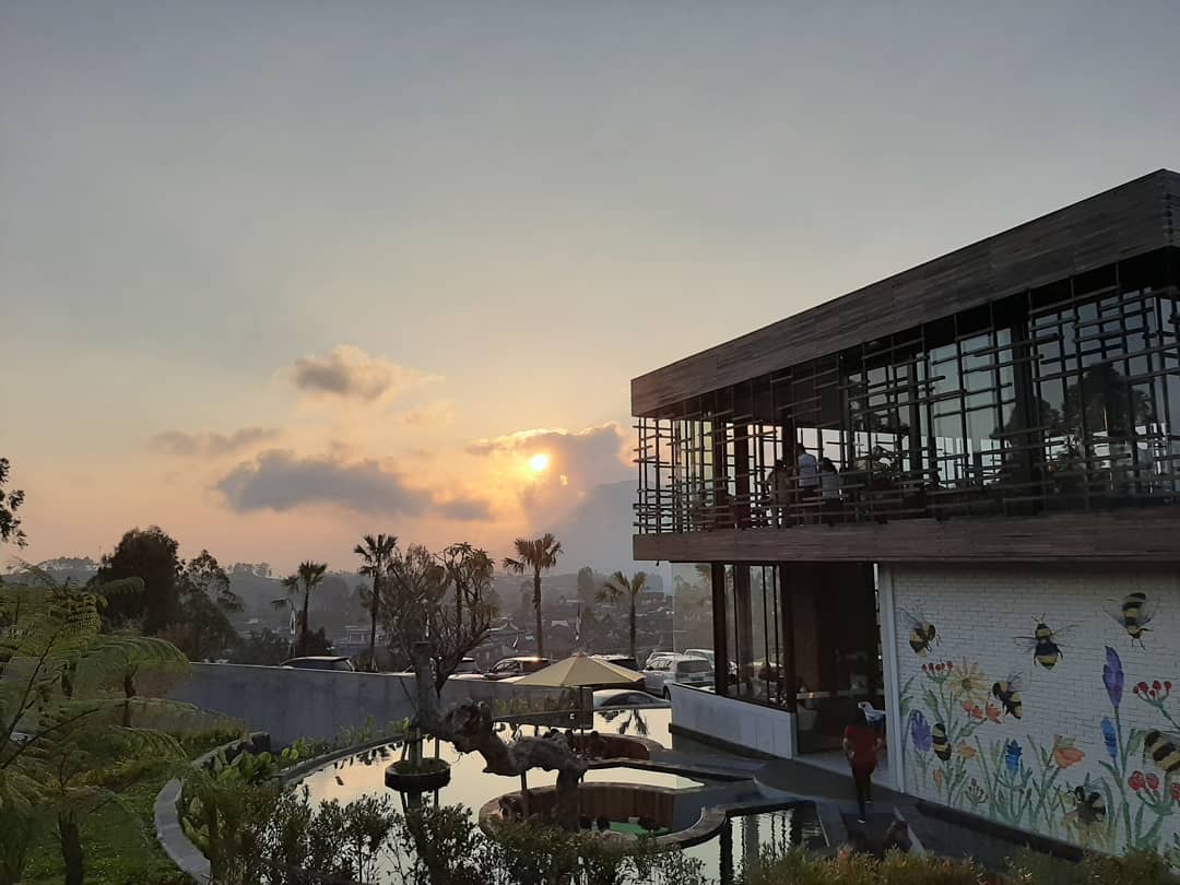 Serunya Nongkrong Ditemani View Pegunungan di Cafe Cerita Kita Magelang 6 Serunya Nongkrong Ditemani View Pegunungan di Cafe Cerita Kita Magelang 5