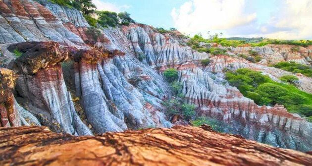 Tak Hanya Cina, Indonesia Juga Punya 7 Spot Bukit Pelangi Yang Instagenic 10