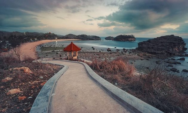 Lokasi Pantai Watu Karung di Pacitan Jawa Timur dan Berapa Harga Tiket Masuknya? 7 Pantai watu karung pacitan beach jawa timur lokasi homestay hotel penginapan desa limasan jatim istana ombak resort surf accommodation gunung kidul watukarung kabupaten google map rute ke jalur dari solo jogja ponorogo 63552 indonesia gambar alamat letak wisata sejarah 2021 jalan menuju harga tiket masuk peta