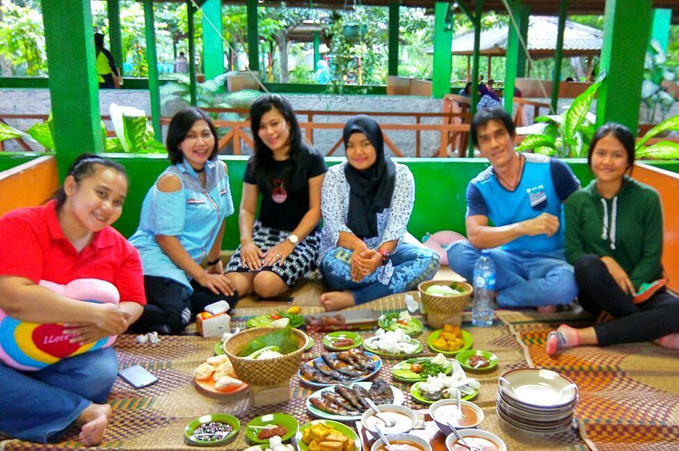 10 Daftar Rekomendasi Nama Tempat Makan di Karawang Untuk Keluarga Yang Lagi Hits 1 10 Daftar Rekomendasi Nama Tempat Makan di Karawang Untuk Keluarga Yang Lagi Hits 1