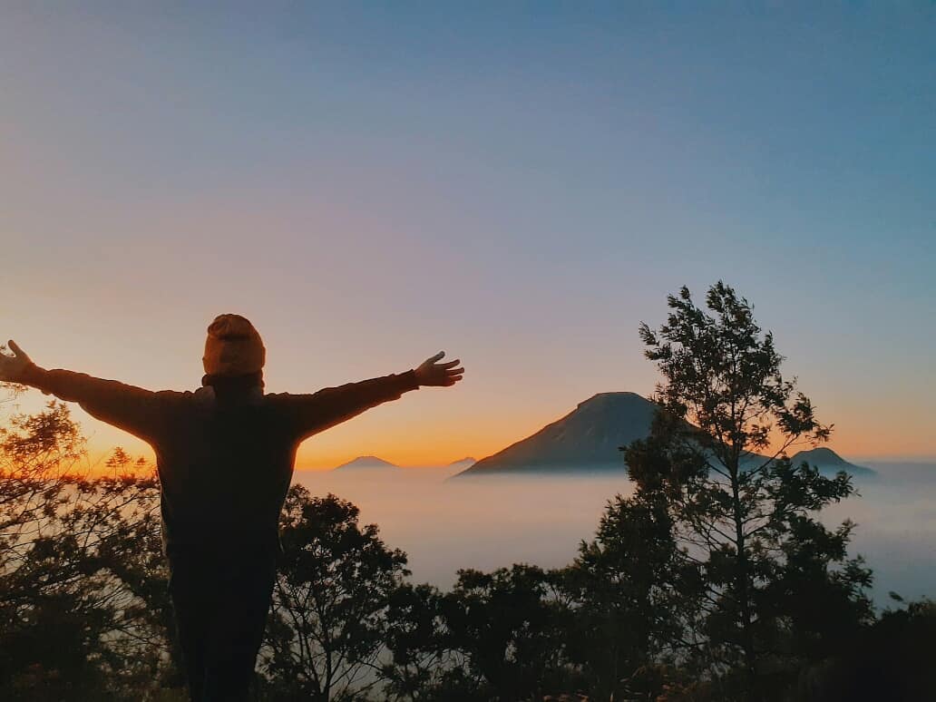 10 Rekomendasi Gunung Berpanorama Indah Bak Surga Tersembunyi di Daerah Dieng Yang Wajib Kalian Kunjungi 1
