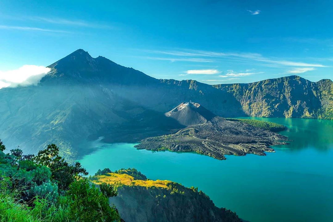 10 Referensi Gunung di Daerah Lombok Yang Menyajikan Panorama Epic Bikin Kalian Betah dan Lupa Pulang 1