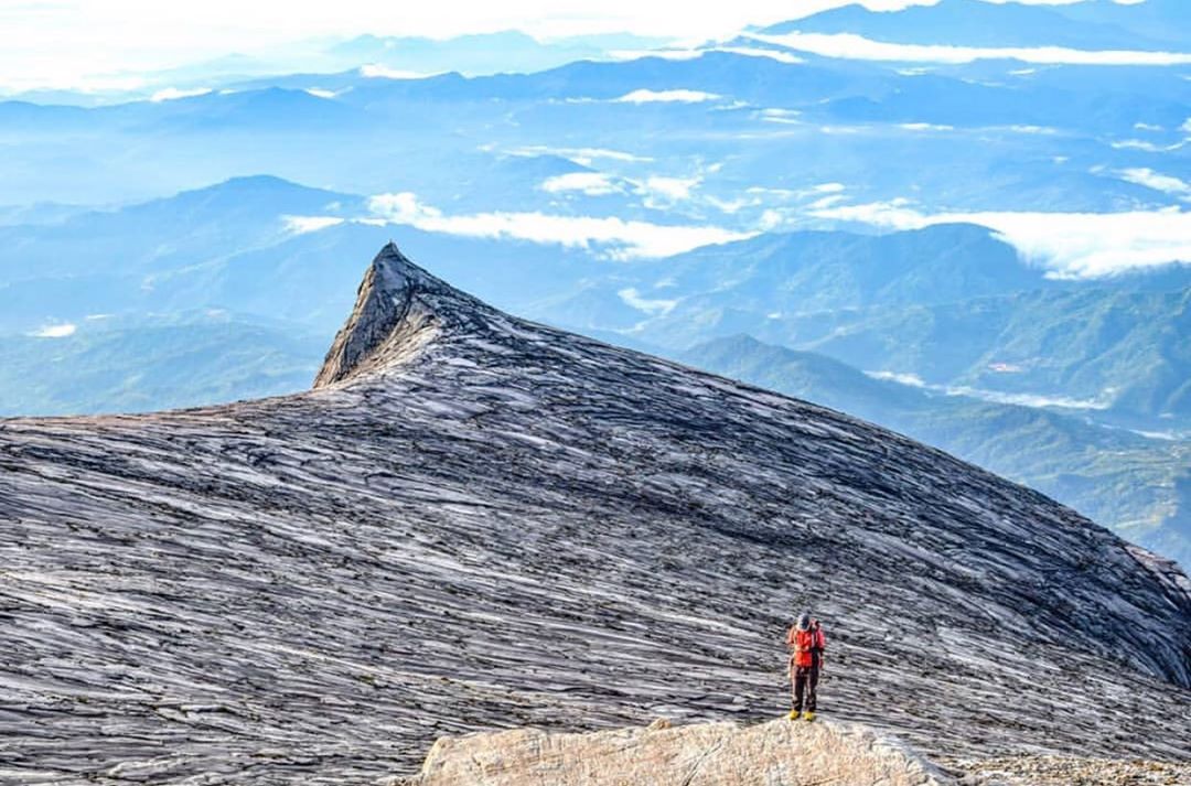 Kamu Pendaki Sejati? Coba Taklukkin 10 Rekomendasi Gunung Tertinggi di Negara Malaysia Ini 1