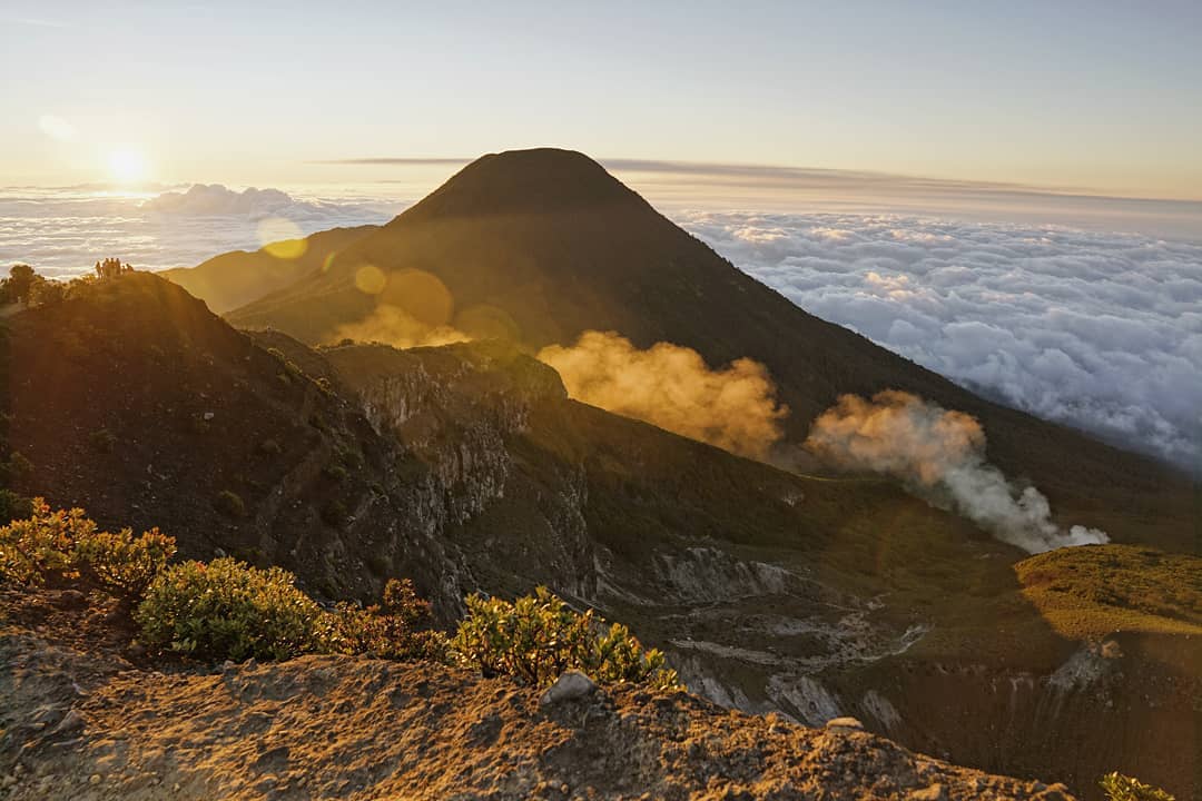 Ini Dia 10 Referensi Gunung Tertinggi di Daerah Jawa Barat, Memiliki Keindahan Yang Luar Biasa 2