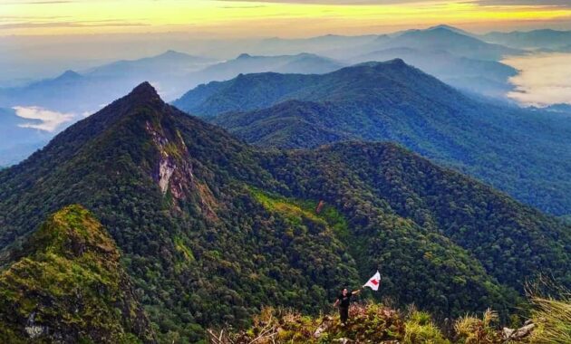 10 Daftar Gunung  Tertinggi di  Pulau Kalimantan Daerah 